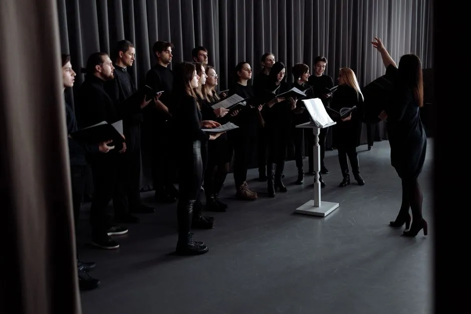 Sir John Rutter: A Cavalaria que Coroa Décadas de Excelência na Música Coral
