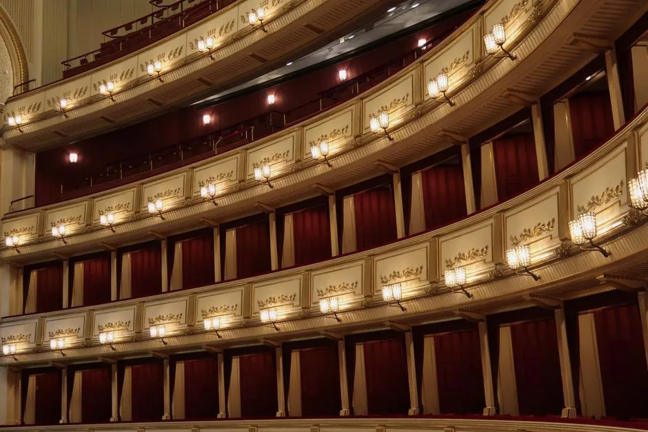 Benjamin Bernheim Domina como Hoffmann no Met: Uma Noite de Brilhantismo e Trevas