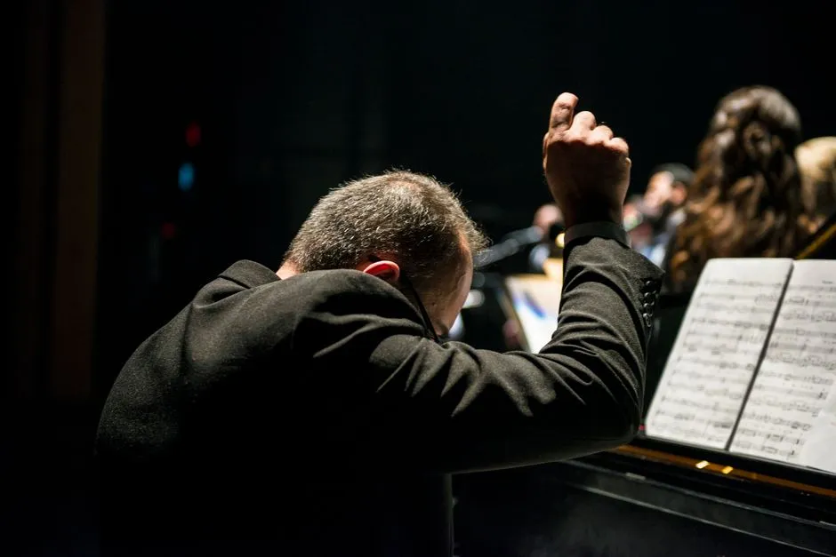 Elim Chan conduz a New York Philharmonic em Lincoln Center: Koide, Saint-Saëns e Prokofiev