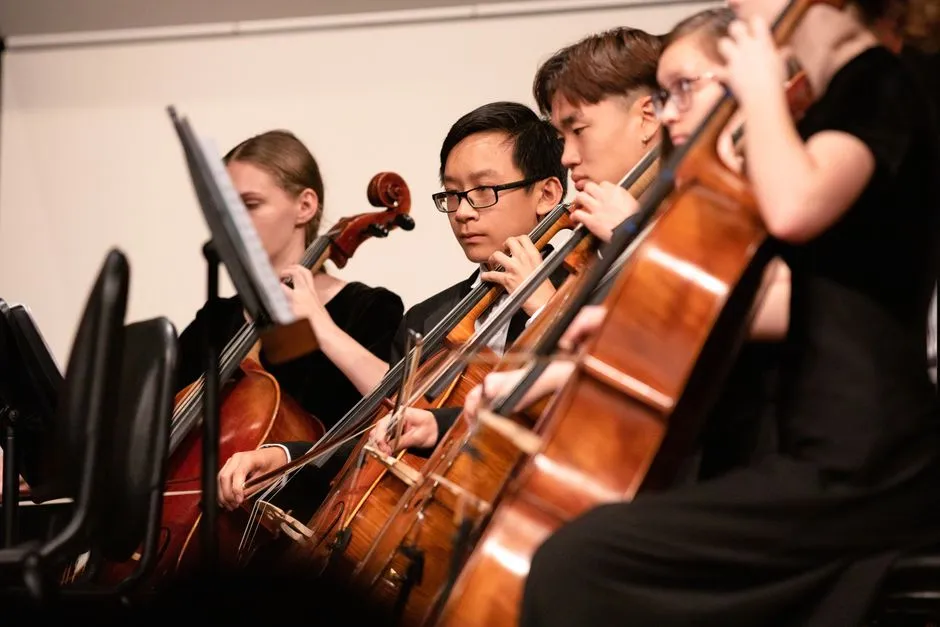 Elim Chan e a Nova York Philharmonic: Uma Noite de Contrastes entre Koide, Saint-Saëns e Prokofiev