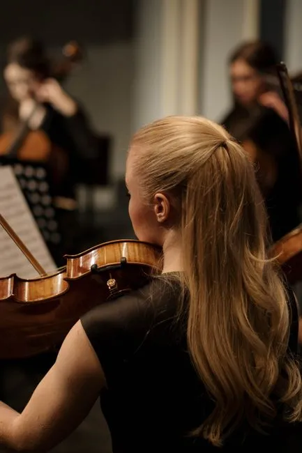 Elim Chan conduz a New York Philharmonic em Koide, Saint-Saëns e Prokofiev