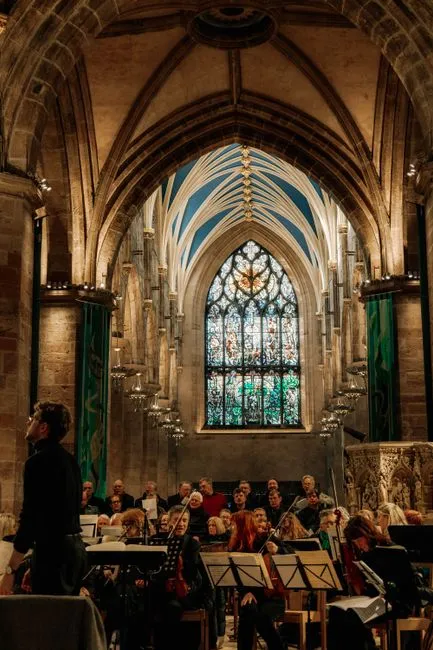 Sir John Rutter: o legado coral que conquistou o Reino Unido e o mundo