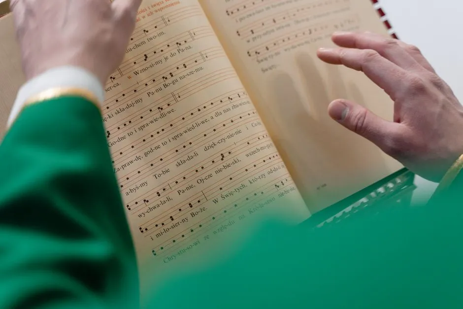 John Rutter Recebe Cavalaria: O Legado do Compositor que Transformou o Canto Coral e o Natal